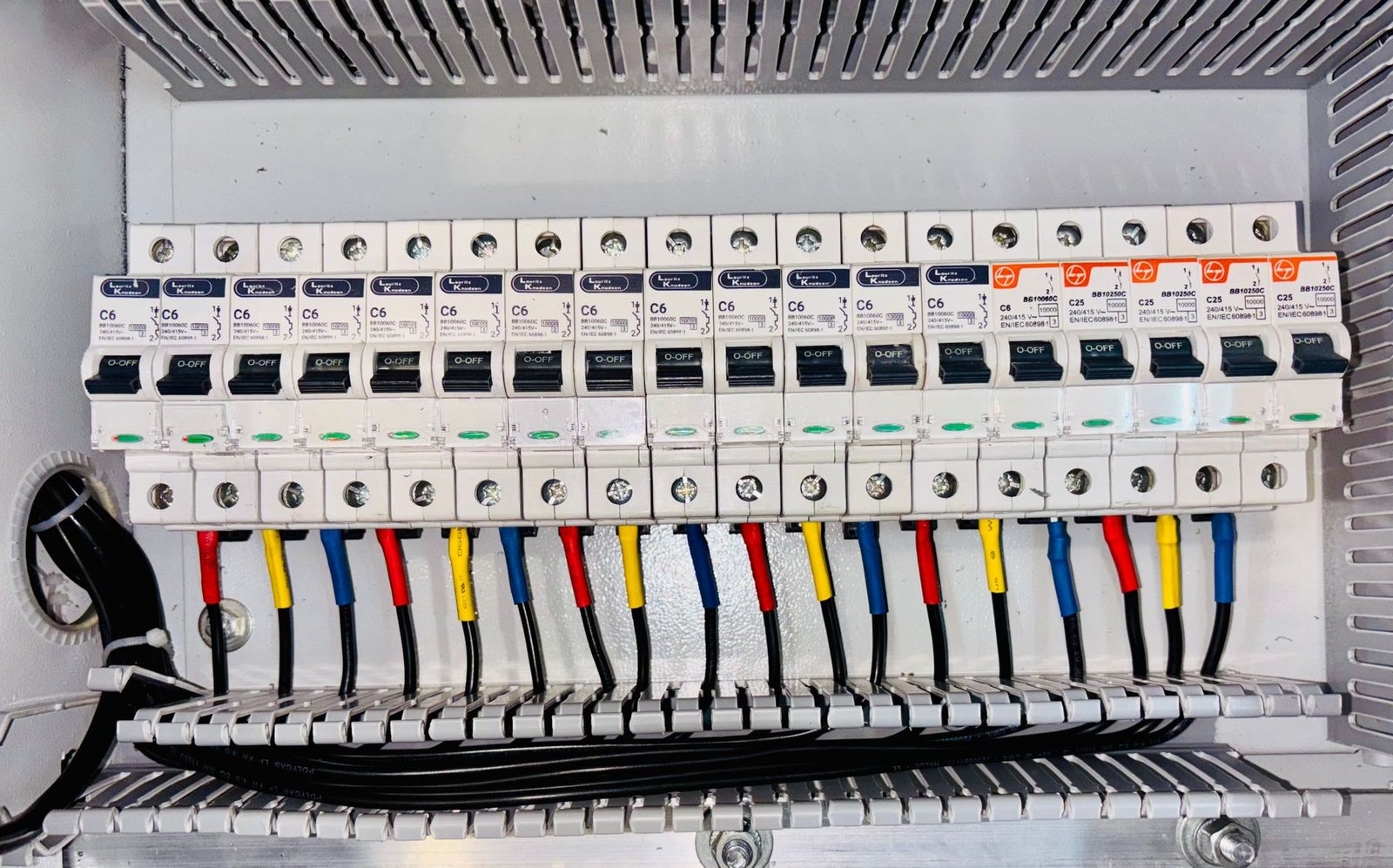 Fuse box wiring used to hardwire a dash cam for parking mode
