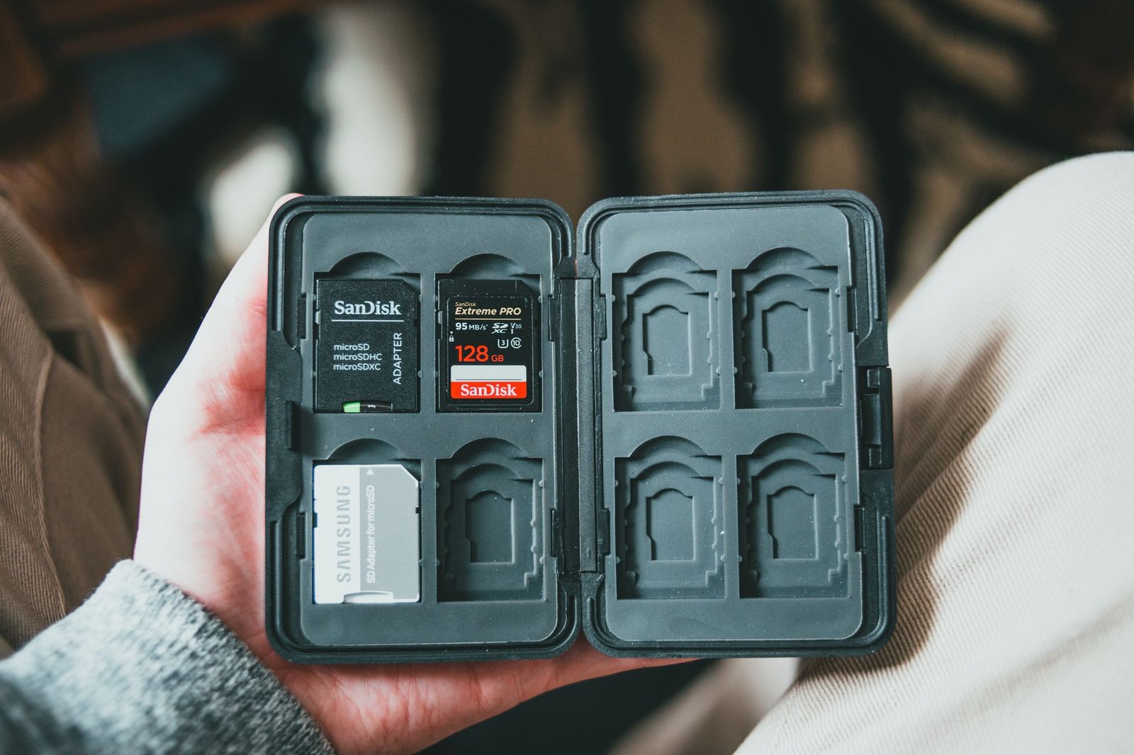 Memory card storage case with SD and microSD cards
