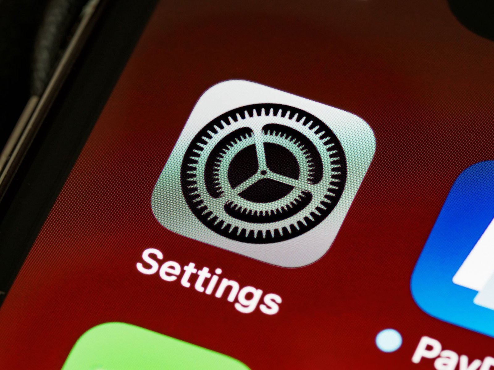 iPhone Settings screen used to free up phone storage by turning on Optimize iPhone Storage.