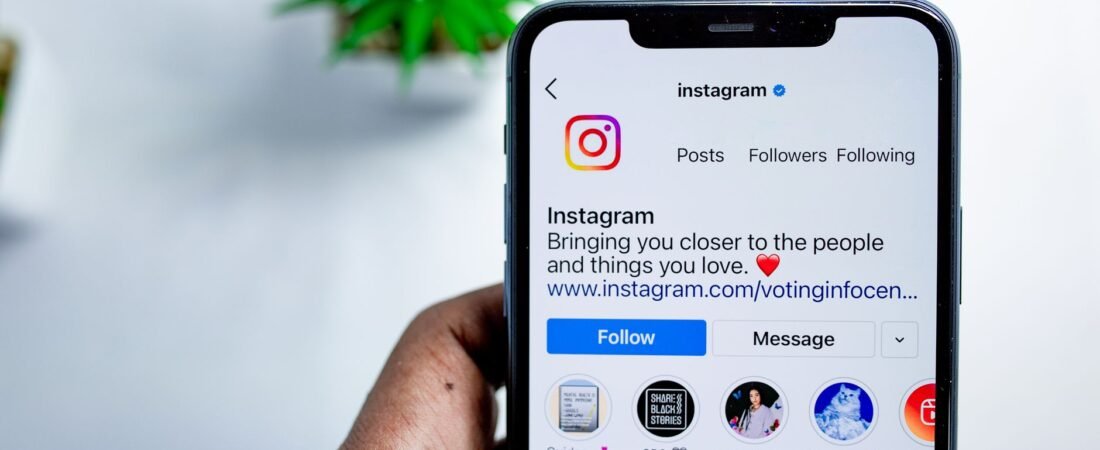 Creator using Instagram links in captions to reach an external page