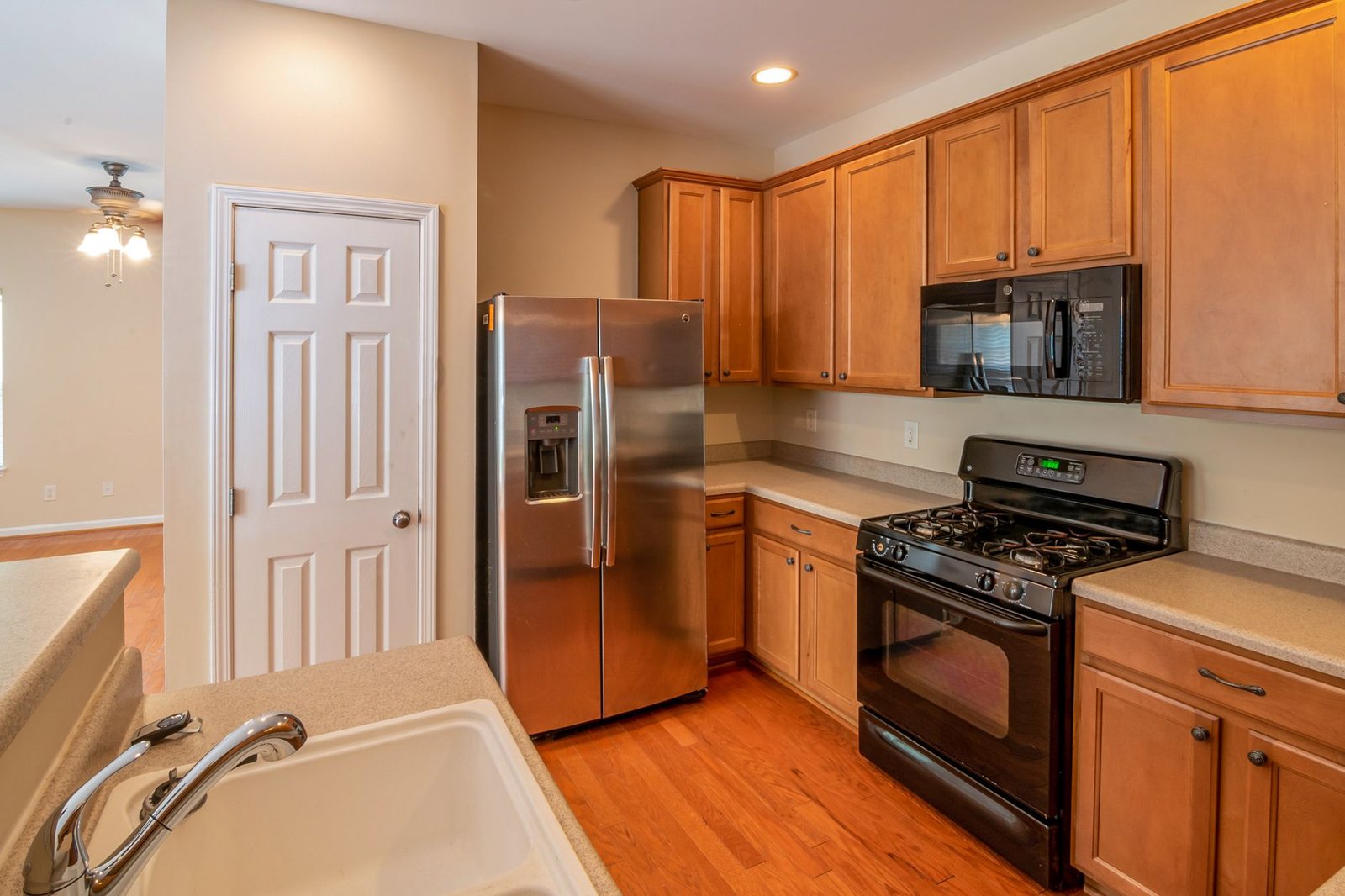 Home kitchen refrigerator that draws a surge of watts on startup