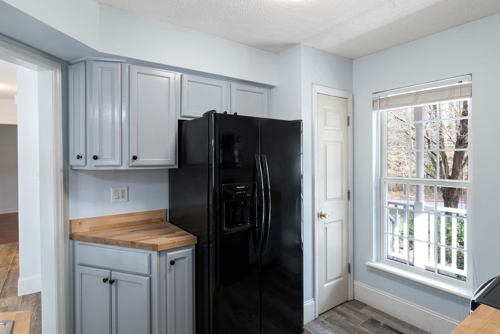 A refrigerator in a home kitchen, one device you should never put on a smart plug schedule.