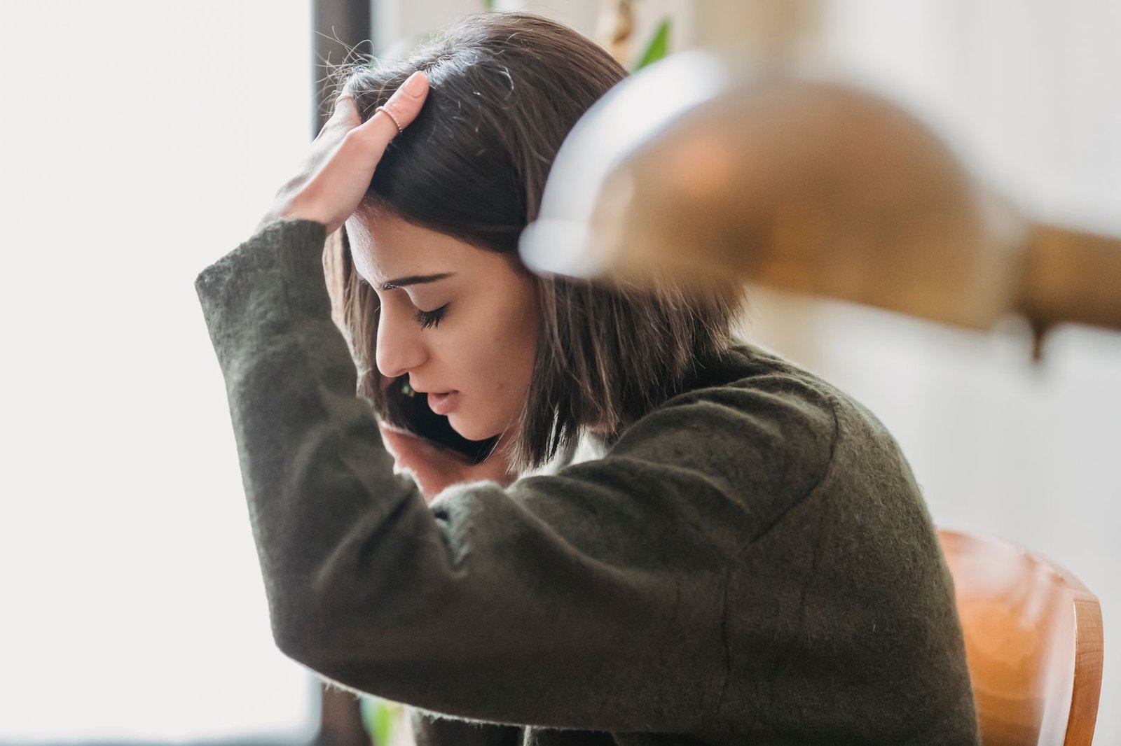 Warning signs of an AI scam call including urgency and secrecy