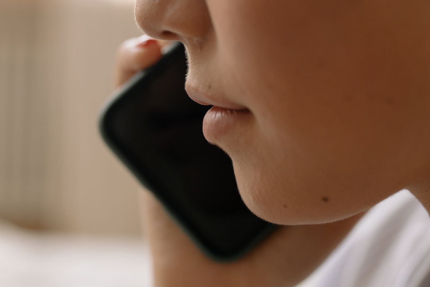 Person speaking to ChatGPT with voice on a phone