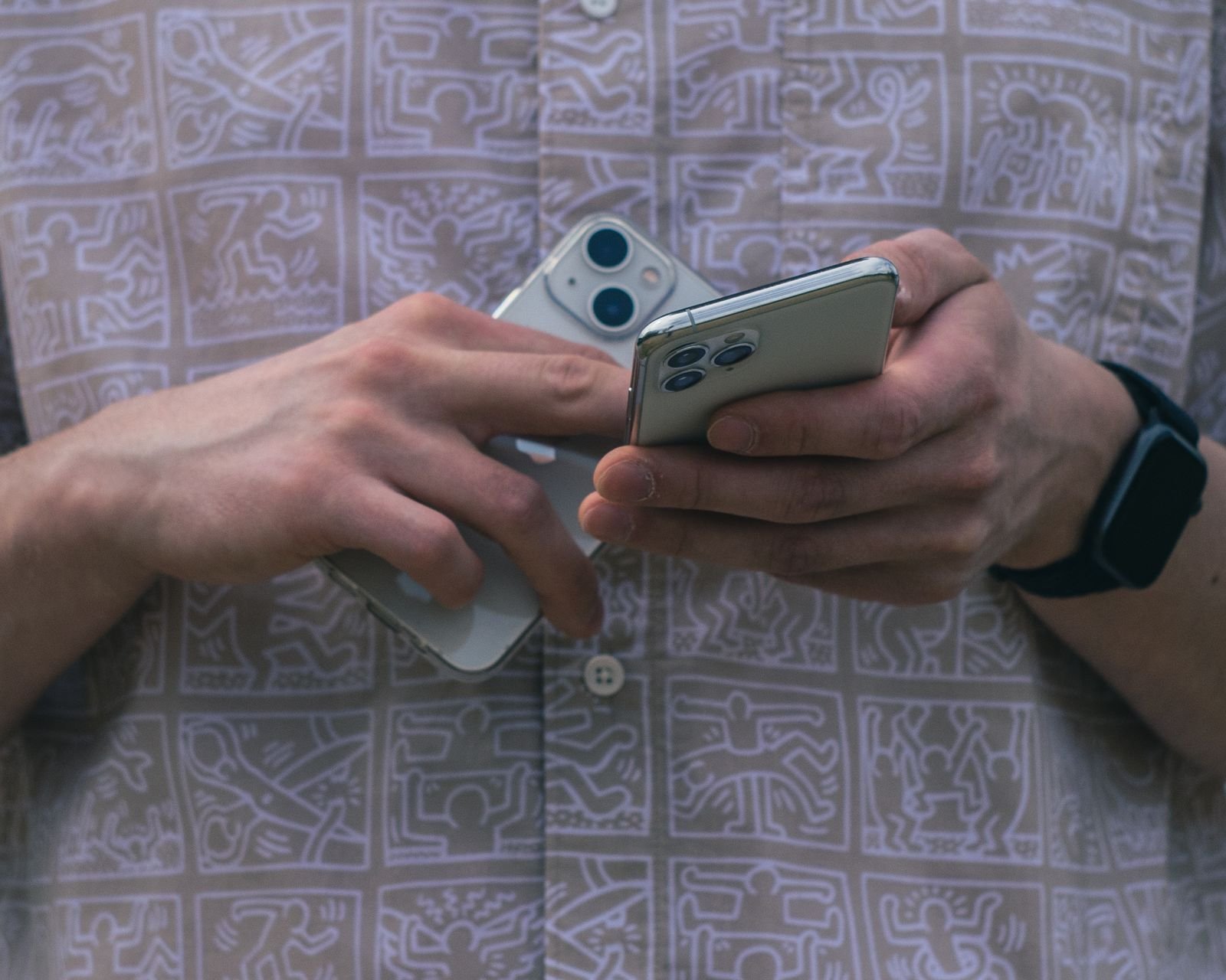 Two iPhones held close together during a Quick Start data transfer